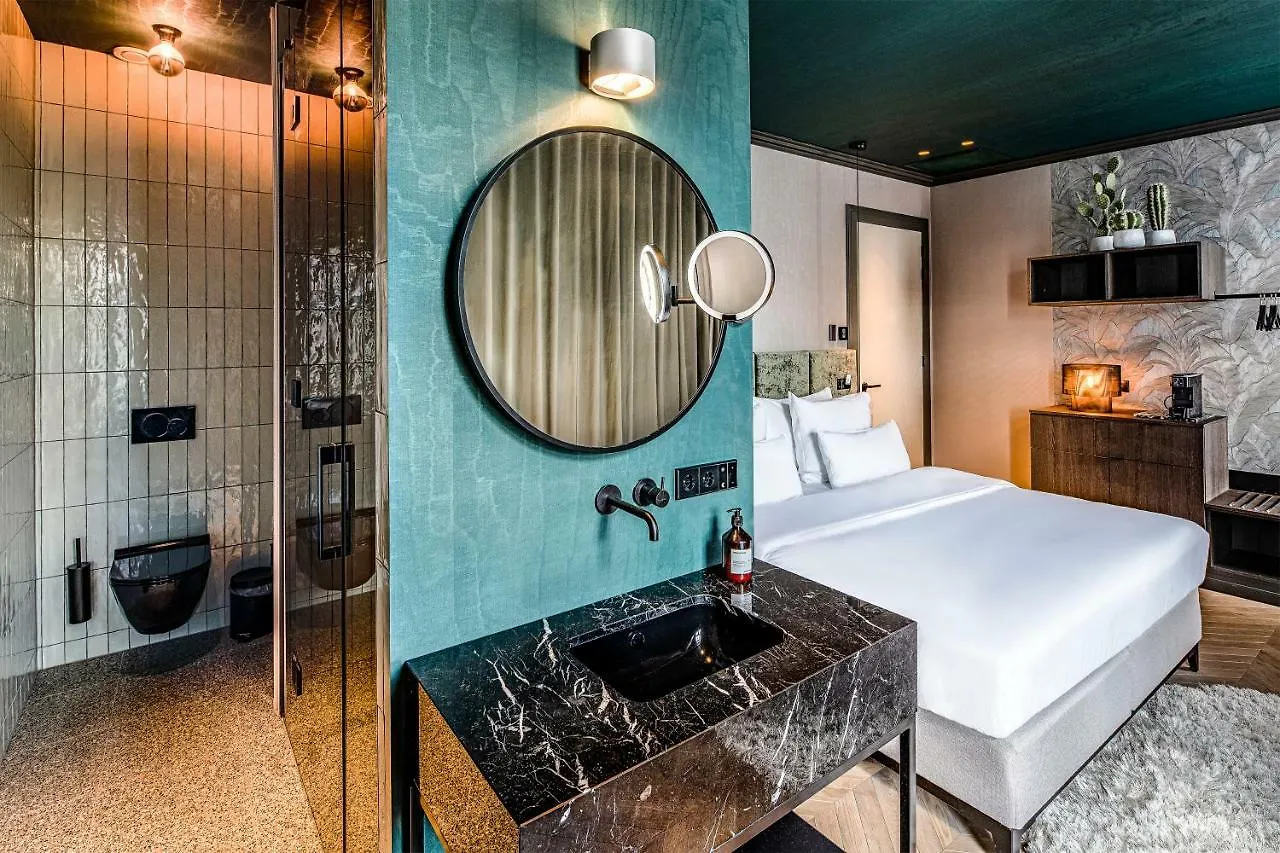 The Highlander Amsterdam Hotel